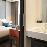 D - Hotel