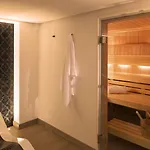 D - Hotel