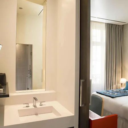 D - Hotel