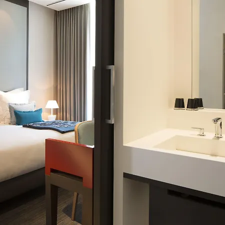 D - Hotel
