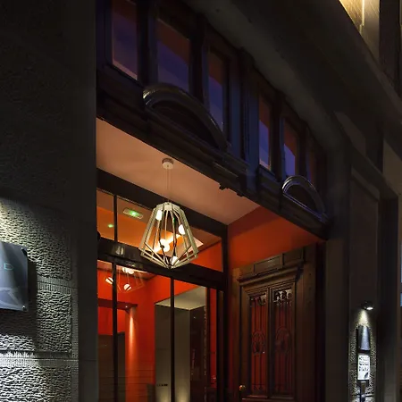 D - Hotel